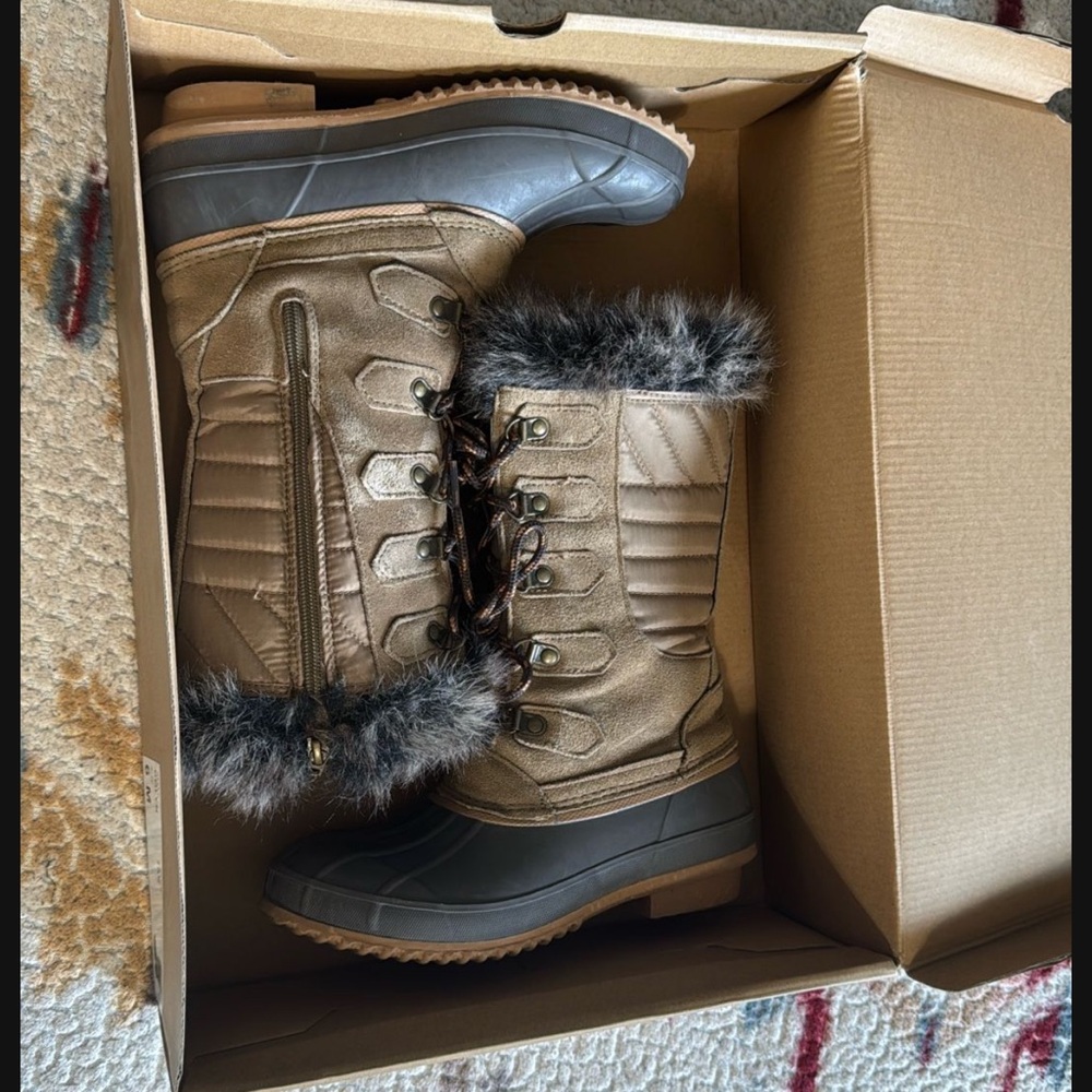 Khombu Stylish Fur-Lined Winter Boots